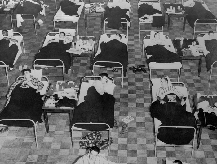 感染了1957年亚洲流感（Asian FLu）的学生，躺在麻州大学学生活动中心设置的临时病床上。 全美国有超过10万人死于这种病毒。 PHOTOGRAPH BY