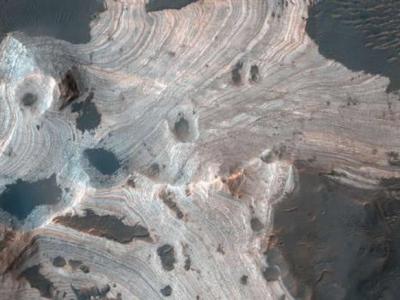火星霍尔顿陨坑的层状砂岩让人们联想到美国西南部的红岩地形