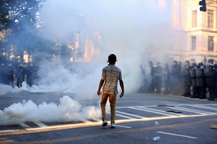 2020年6月1日，亚特兰大一场抗议乔治‧弗洛伊德之死的示威行动中，一位示威者就站在催泪瓦斯之中。 乔治. 弗洛伊德是死于明尼亚波利斯警方拘留期间的