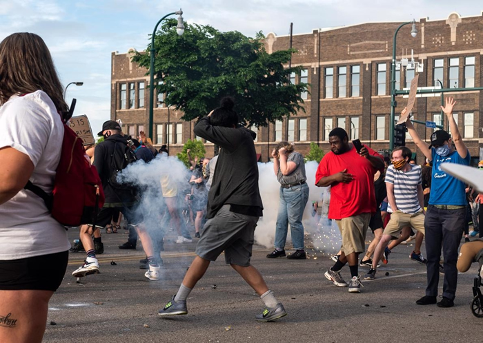 2020年5月27日，明尼苏达州明尼亚波利斯第三分局外的示威者在警察于他们附近爆破闪光弹后做出反应。 目击者拍下46岁的乔治‧弗洛伊德不断说「我不能