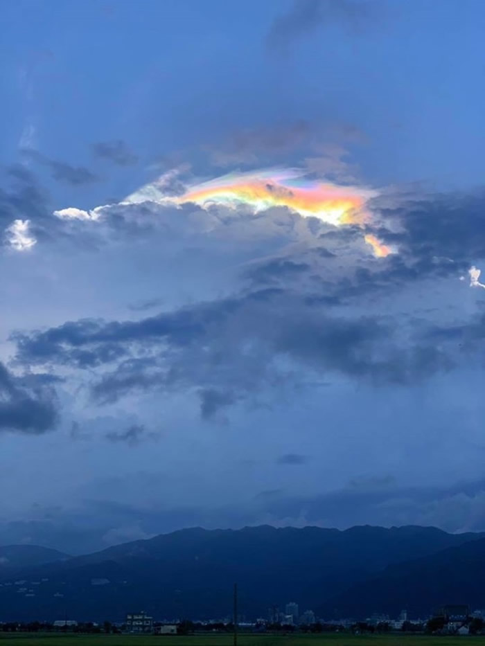 台湾宜兰县出现罕见彩虹云——“环地平弧”