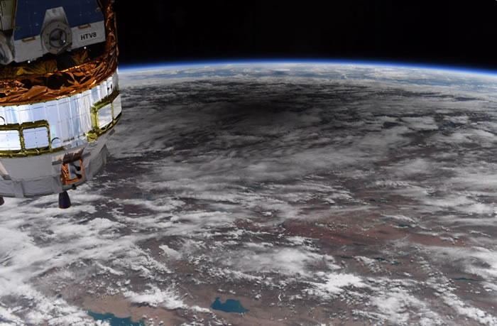 美国宇航局宇航员Chris Cassidy分享国际空间站捕捉到引人注目的日食阴影