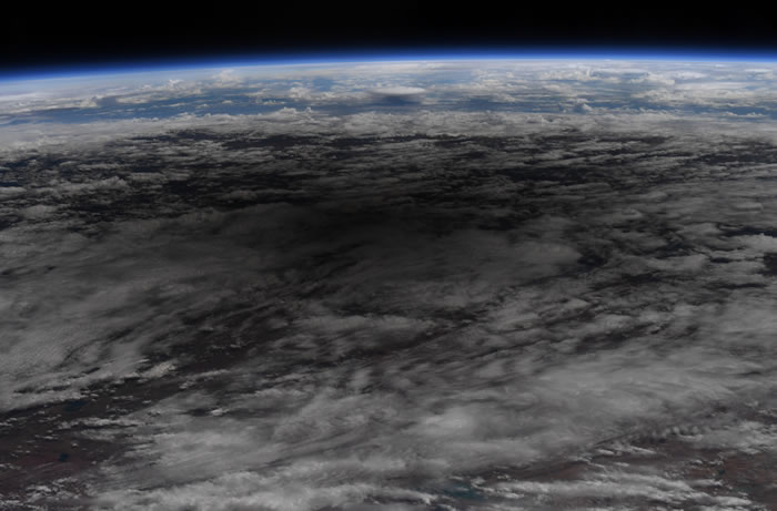 美国宇航局宇航员Chris Cassidy分享国际空间站捕捉到引人注目的日食阴影