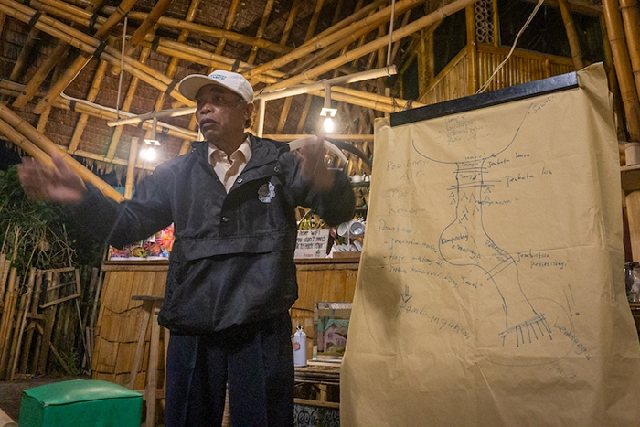 坦田那村的文化领袖邦廷耶在解释波索能源公司的计划。 图片来源：Ian Morse（Mongabay）