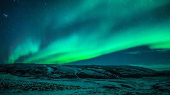 当太阳抛射的日冕物质撞击地球磁场时，就会产生壮丽的极光。这是在冰岛上空拍摄的极光景象