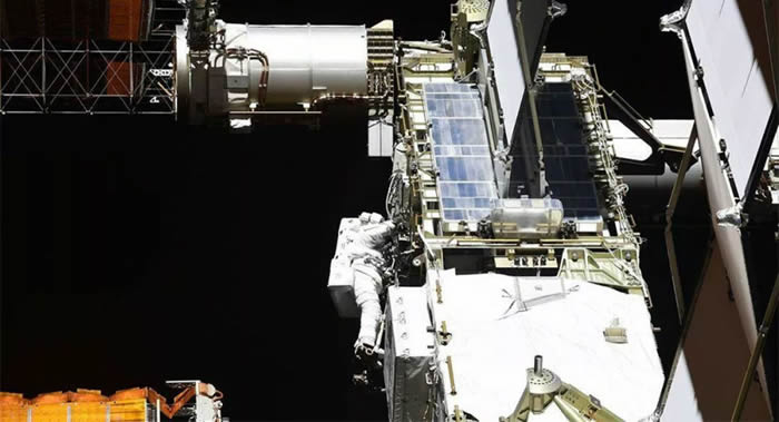 美国宇航员克里斯∙卡西迪和罗伯特∙本肯完成在开放太空更换国际空间站电池的工作