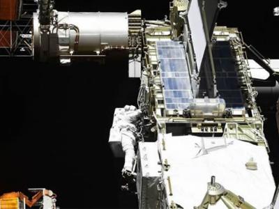美国宇航员克里斯&#8729;卡西迪和罗伯特&#8729;本肯在开放太空更换国际空间站电池