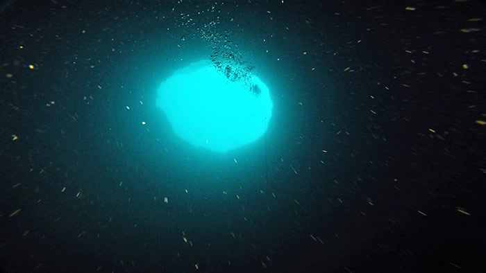 研究人员正着手探索海洋最大的奥秘之一：被称为“蓝洞”的海底天坑