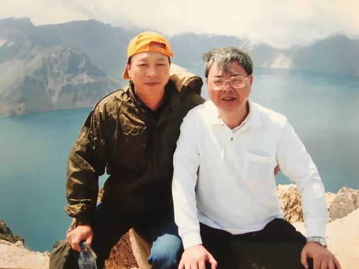 2006年，陈全家和张森水先生（右）在长白山考察