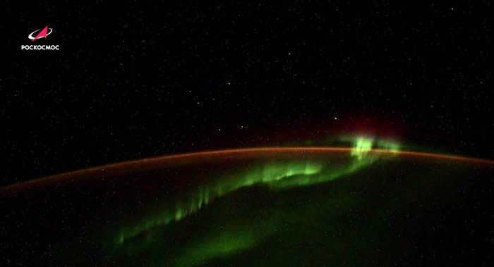 国际空间站俄罗斯宇航员拍摄的不明飞行物体很可能是Starlink通信系统的卫星