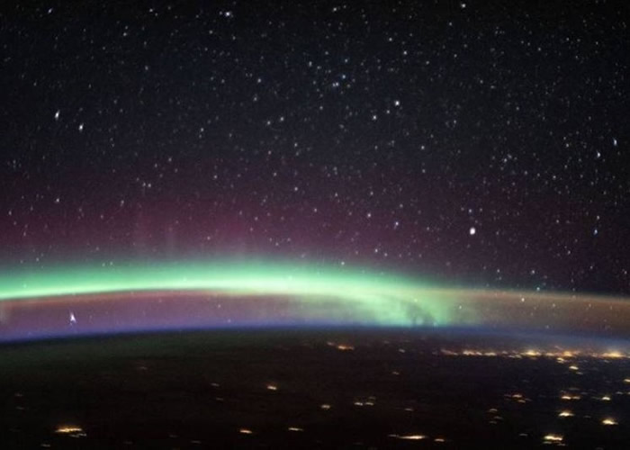 国际空间站宇航员拍到地球上空灯光、极光与气辉交织