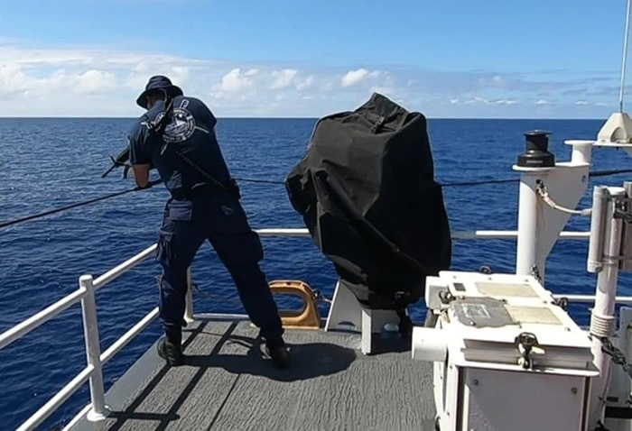 美国海岸防卫队成员在太平洋嬉水期间遇上一条鲨鱼游近 多次开枪击退