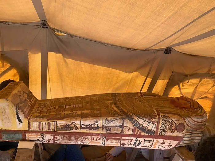 考古学家在古埃及萨卡拉墓地中发现2500多年前的27具石棺