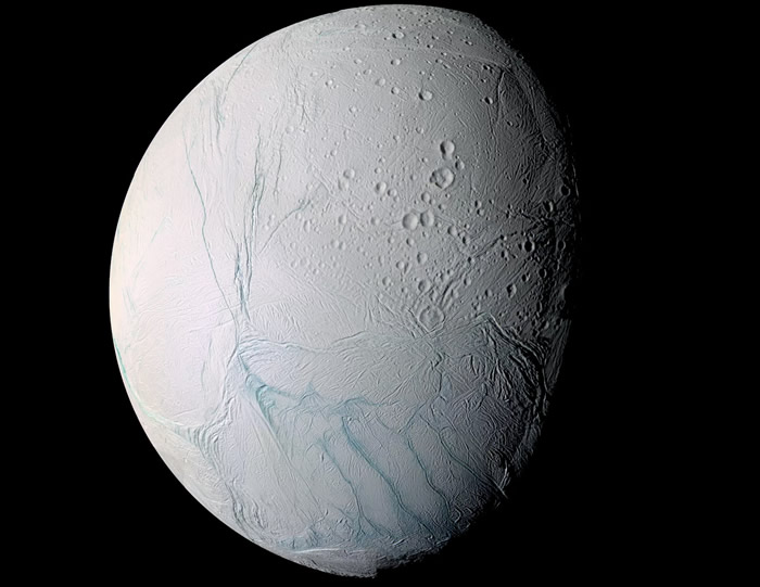 土卫二可能比想象中还要更活跃 液态水从冰层的巨大裂缝中喷涌而出