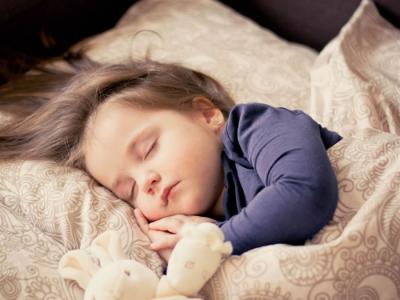 为什么婴儿时期的睡眠时间比成年人多？人类在不同年龄阶段睡眠状况会存在差异