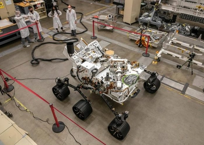 “坚毅号”的复制模型车已移师南加州的JPL实验室车库。