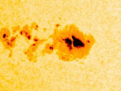 NASA科学家研究太阳黑子以帮助了解超级耀斑