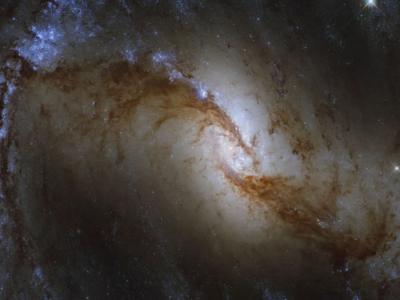 哈勃太空望远镜拍摄天炉座NGC 1365星系恒星诞生的壮丽景象