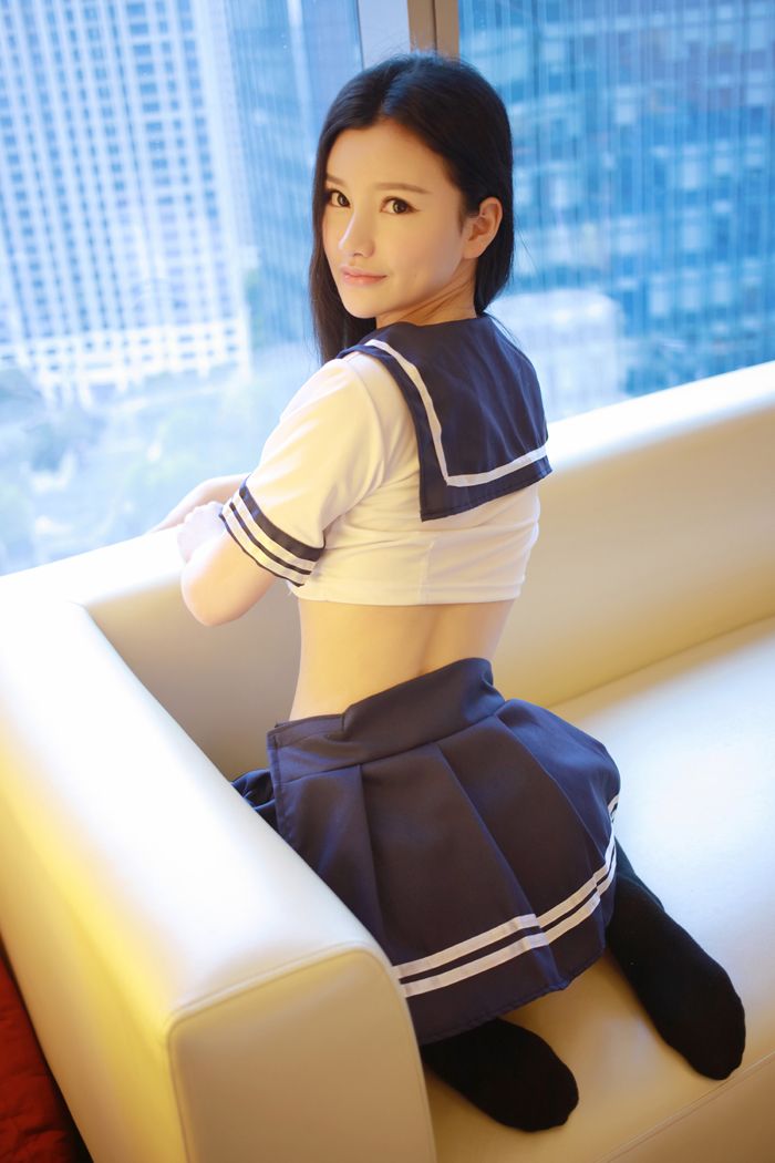 肚兜妹子姗姗性感丁裤学生制服写真