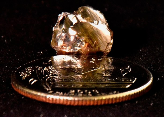 美国阿肯色州银行经理到钻石坑州立公园寻宝捡到“玻璃” 原来是9.07克拉钻石