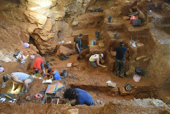 葡萄牙海岸洞穴发现早期智人石器工具 现代人踏足欧洲时间推前5000年