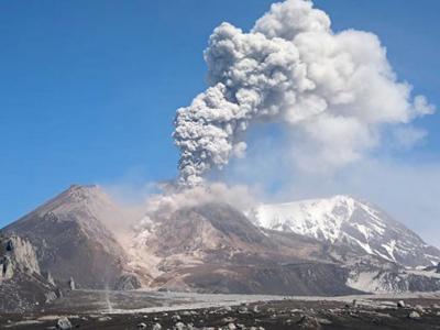 俄罗斯堪察加别济米扬内火山开始喷发 火山灰抛至海拔近1万米高