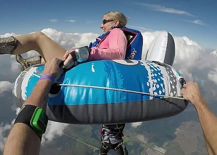 美国佛罗里达州女跳伞好手坐在充气水泡上与同伴从4000米高空的飞机一跃而下