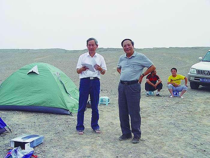 2007年，陈旭院士（右）、戎嘉余院士在新疆库鲁克塔格无人区开展含油气地层考察