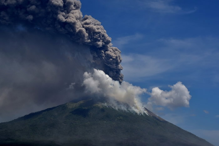 印尼伊里火山突然爆发 火山灰直冲4公里高的天空