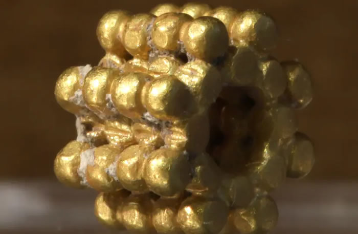 耶路撒冷9岁男孩在圣殿山发现一件3000年前黄金饰品