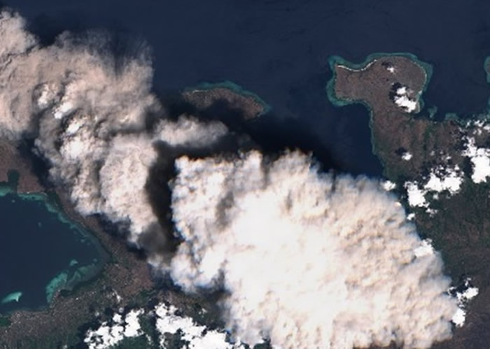 印尼东努沙登加拉省伦巴塔地区的伊里莱沃托洛科火山喷发 2800名村民需撤离