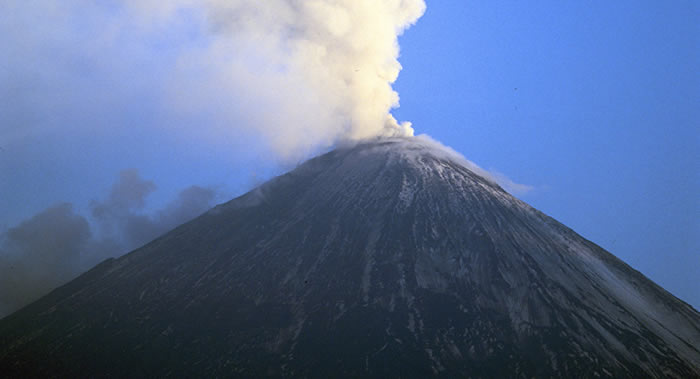 俄罗斯堪察加半岛正在爆发的克柳切夫火山抛出最高达海拔7000米高度的灰柱
