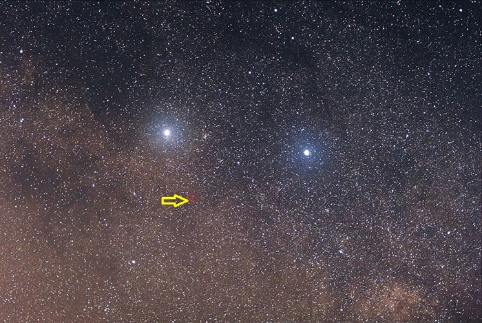 半人马座Proxima（黄箭头）类似太阳，两颗行星（图中光点）围着它公转。