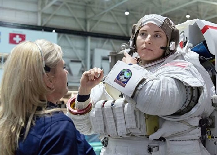 巴伦（右）有望成为首名登上月球的女性。