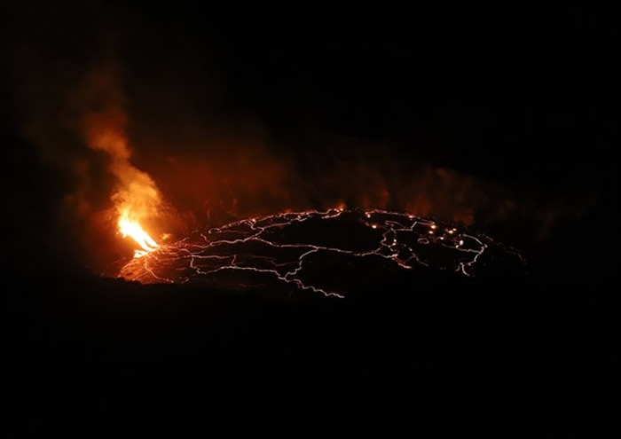 美国夏威夷岛基拉韦厄火山爆发 游客以身犯险观熔岩