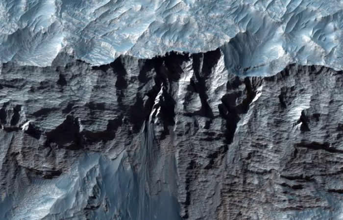 火星最大峡谷水手号峡谷部分区域的近距离照片。水手号峡谷也是太阳系内最大最长的峡谷。