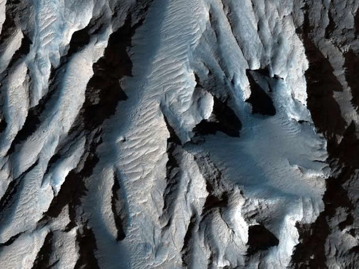 提托努利林峡谷（水手号峡谷的一部分）布满沉积物形成的斜纹路，或可据此推测出古老的冰冻和融化周期。