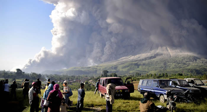 印度尼西亚苏门答腊岛北部的锡纳邦火山3月2日喷出高达4000-5000米的灰柱