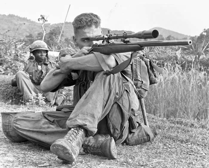 越战中北越女狙击手“女阿帕契人”蹲着撒尿暴露 被美军“白羽”Carlos Hathcock狙杀