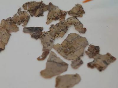 以色列文物局在犹太沙漠1900年前洞穴里发现几十个新的“死海古卷”碎片