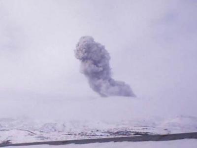 俄罗斯北千岛群岛的埃别科火山25日喷发出高达2千米的火山灰柱