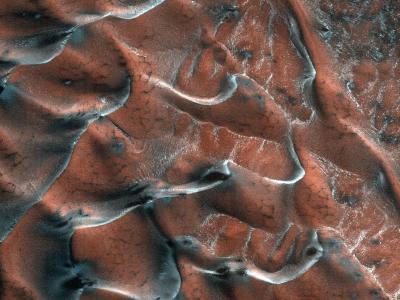 美国宇航局（NASA）“每日一图”发布具有冰霜光泽的火星沙丘