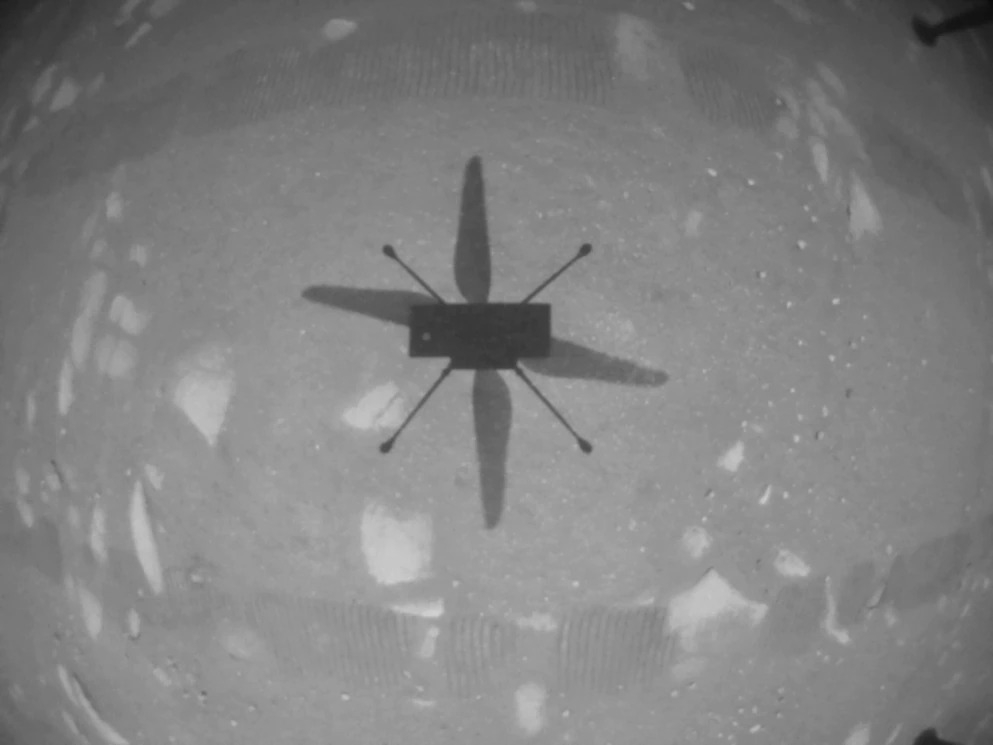 机智号直升机在首次飞行时悬停于火星地表上方约3公尺处，拍摄下这张直升机阴影的影像。 PHOTO BY NASA