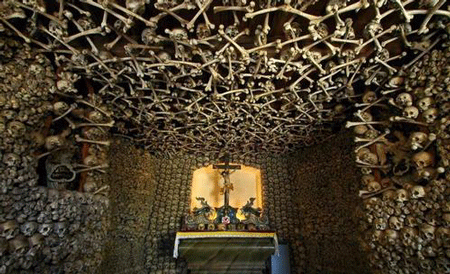法国最恐怖的教堂,整间教堂都有人头骨堆砌而成阴气沉沉