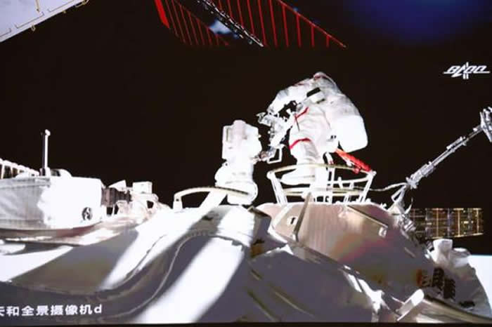 中国航天员刘伯明和汤洪波离开“天宫”号空间站的“天河”核心舱进入外太空