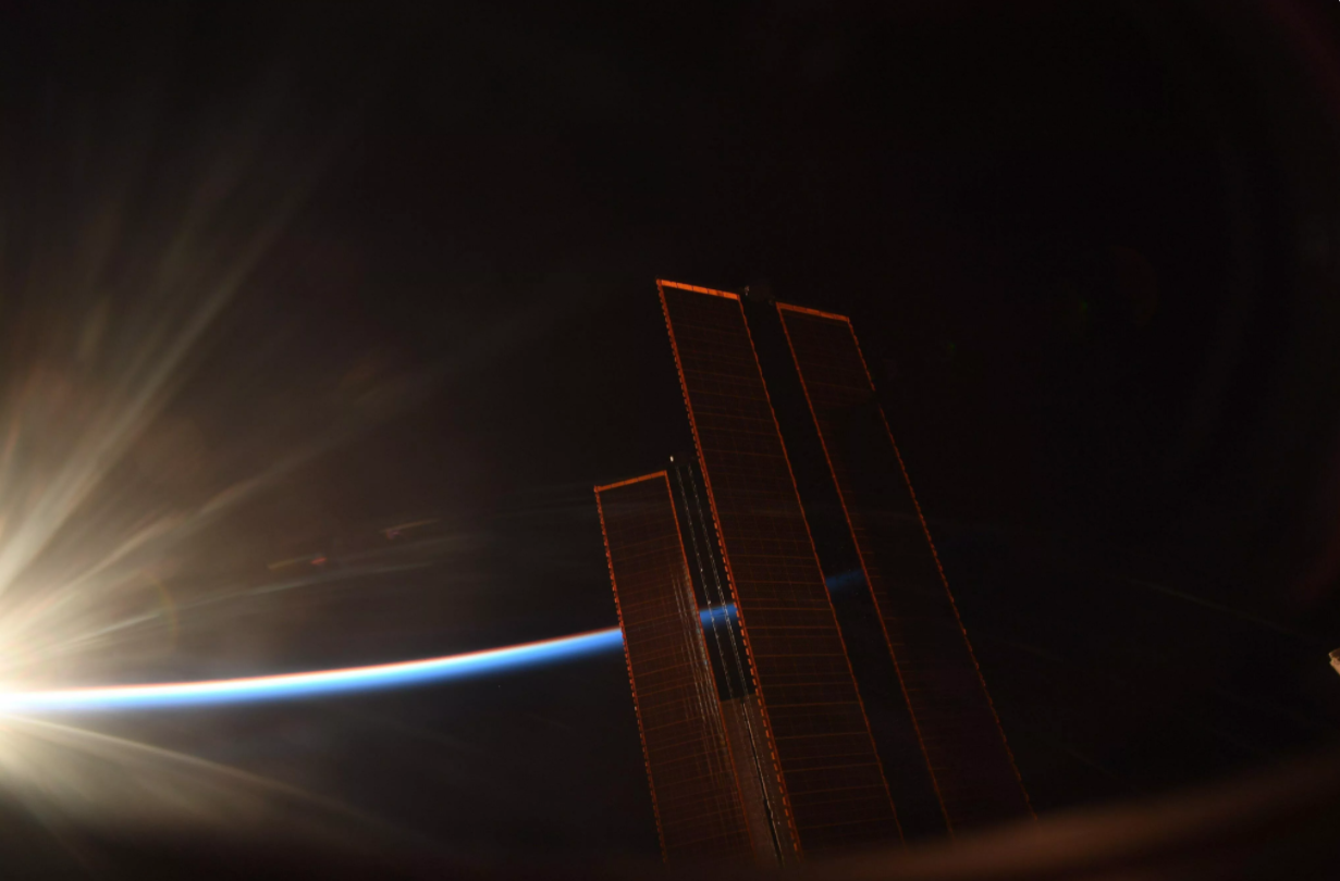 美国宇航局宇航员分享从国际空间站拍摄的“轨道”日出景象