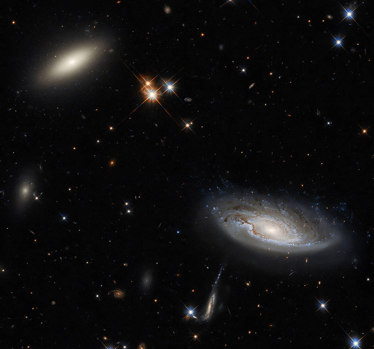 哈勃太空望远镜拍摄的透镜星系2MASX J03193743+413758和螺旋星系UGC 2665