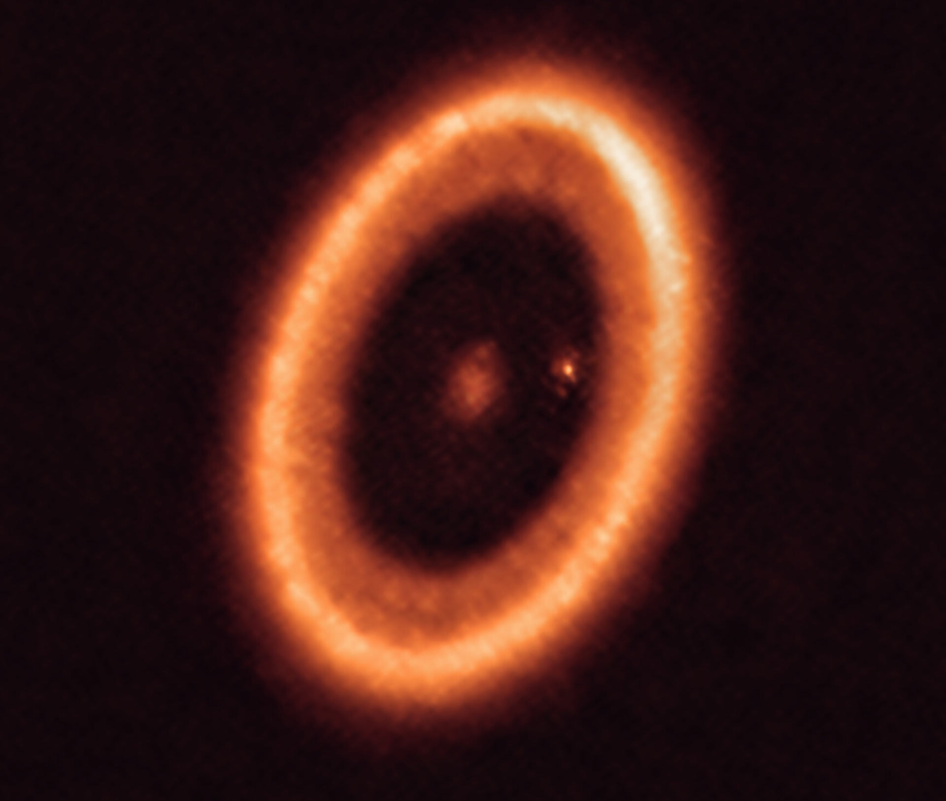 恒星PDS70（中心）和行星PDS 70c（恒星右侧的点），被一个圆盘包围。图片来源：ALMA /Benisty等