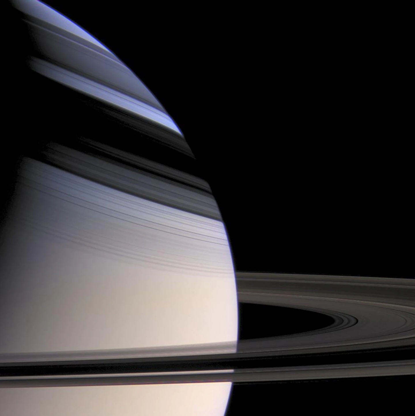科学家观察土星环中的波纹，借此测量土星核心的大小和形状，他们发现土星核心比我们所想像的要更大也更奇怪。 PHOTOGRAPH BY NASA, JPL