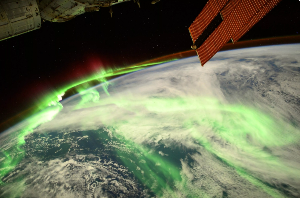 欧洲航天局宇航员Thomas Pesquet从国际空间站拍摄的地球极光照片让人惊叹不已